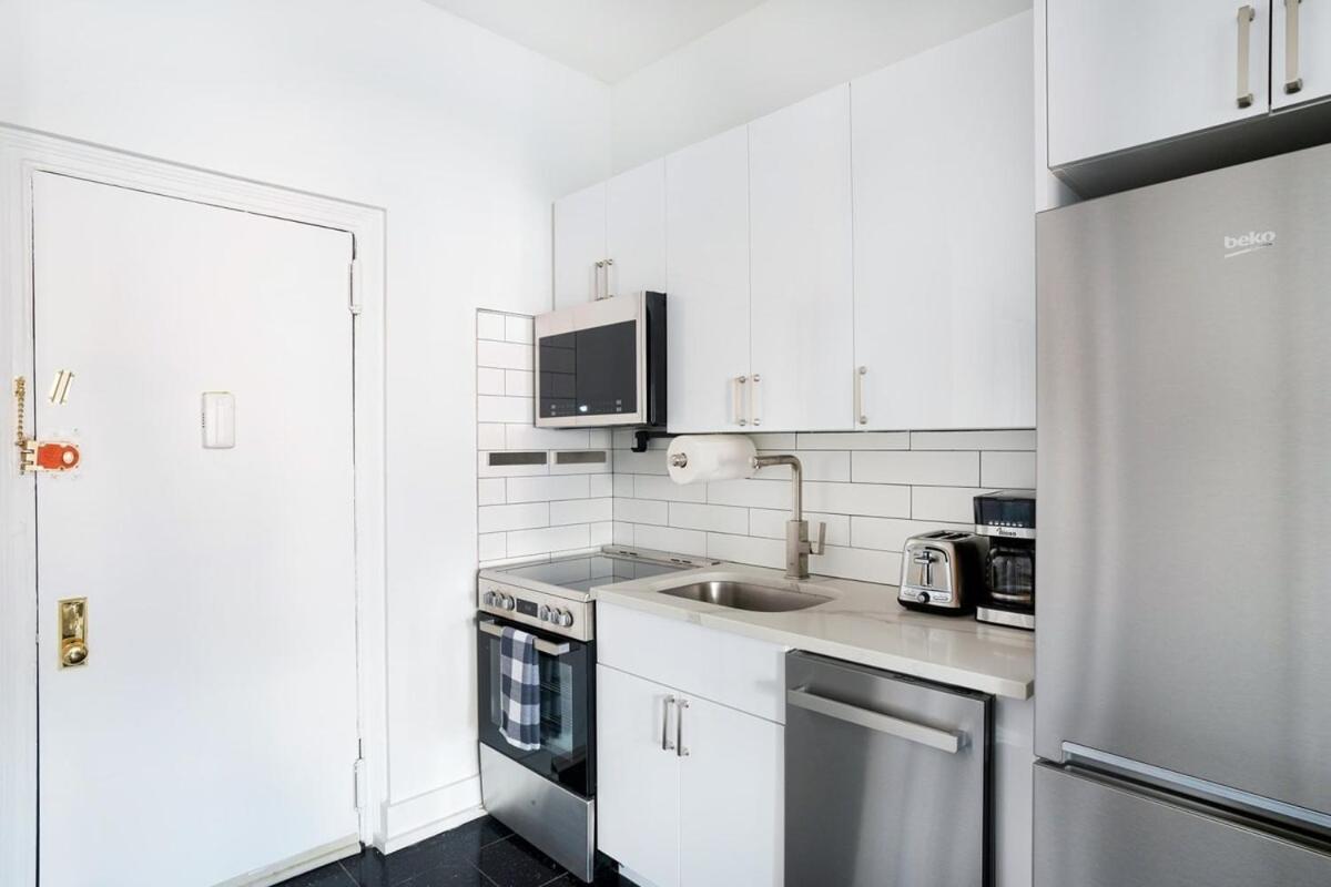 444-5C Newly Renovated Studio Midtown West W&D Apartment New York Bagian luar foto